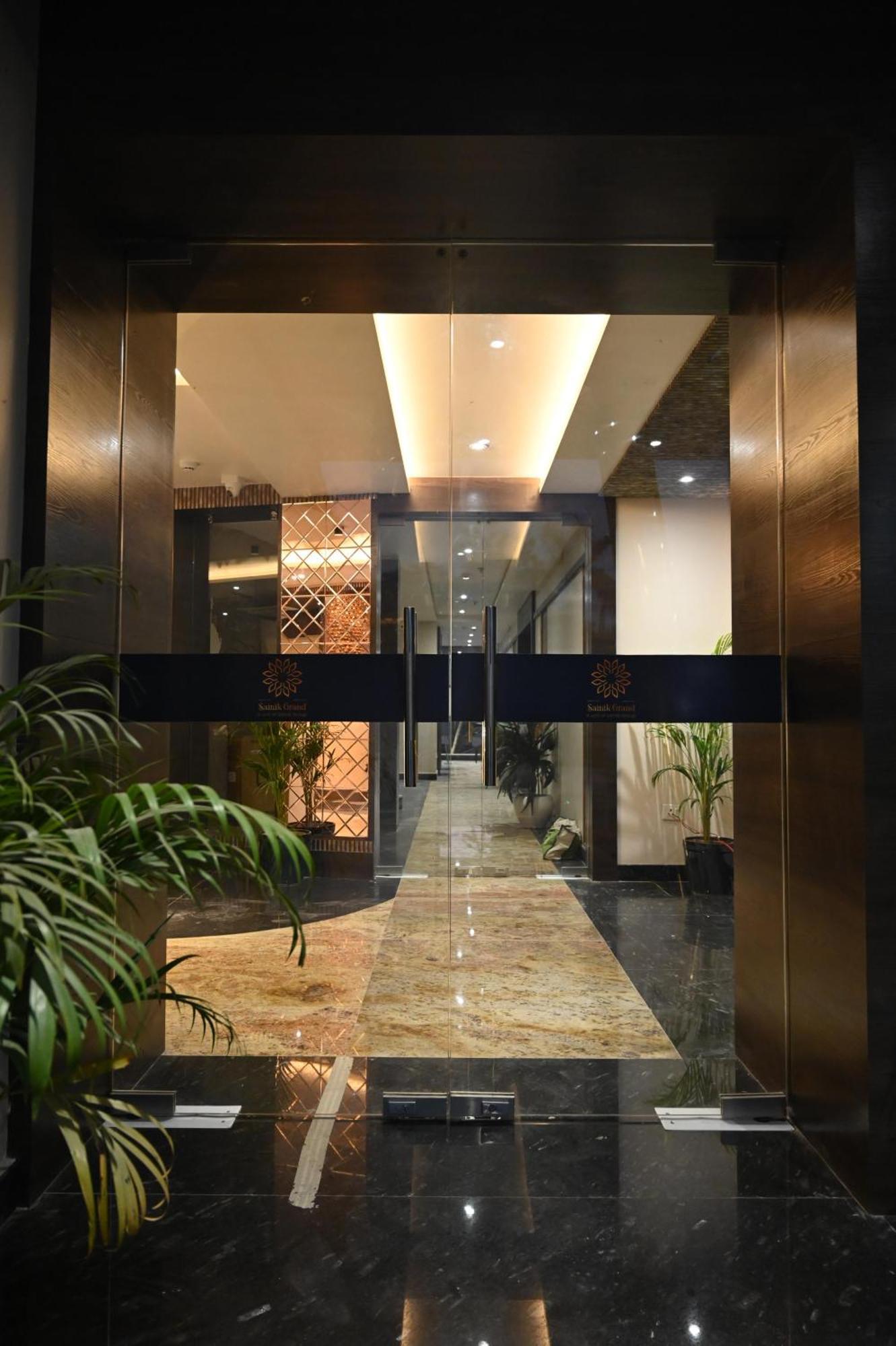 Hotel Sainik Grand 바라나시 외부 사진